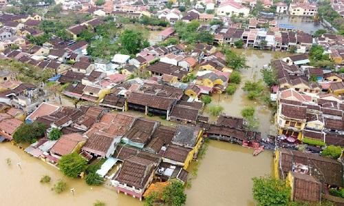 Nhiều tuyến đường ở trung tâm khu phố cổ Hội An bị ngập nặng. Ảnh: Vũ Vân Anh