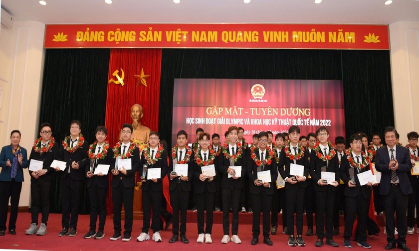 Học sinh đoạt giải Olympic và khoa học kỹ thuật quốc tế năm 2022 nhận bằng khen và phần thưởng của Bộ GD&ĐT. Ảnh: Bộ GD&ĐT