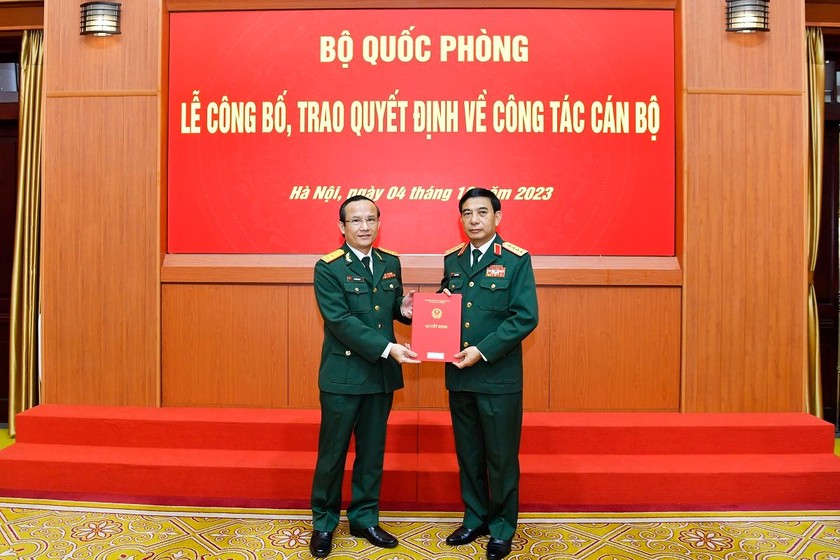 Đại tướng Phan Văn Giang - Ủy viên Bộ Chính trị, Phó Bí thư Quân ủy Trung ương, Bộ trưởng Bộ Quốc phòng đã trao quyết định bổ nhiệm Đại tá PGS.TS Lê Hữu Song giữ chức vụ Giám đốc Bệnh viện TWQĐ 108. Ảnh: BVCC