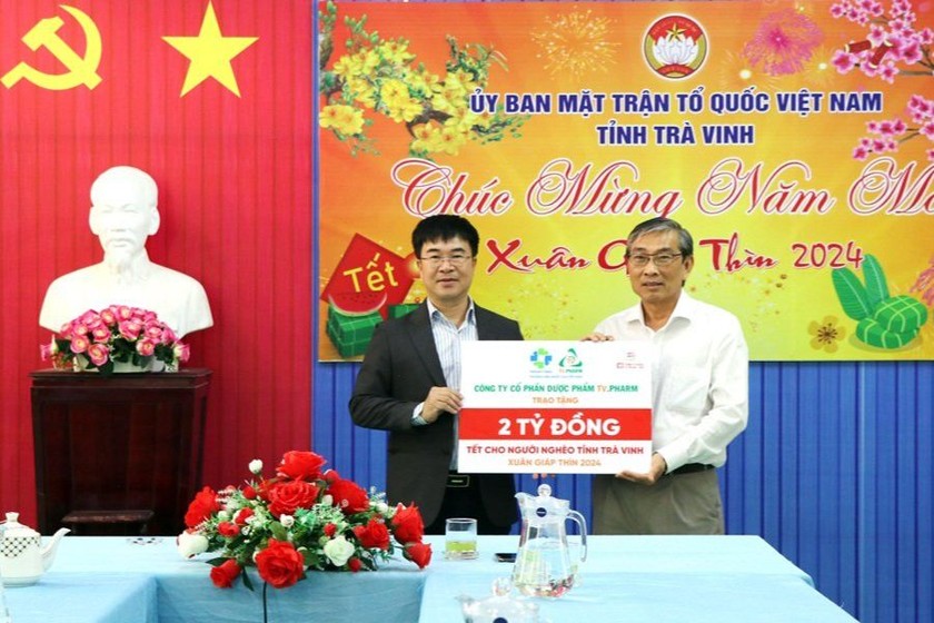 Ông Hà Ngọc Sơn, Tổng Giám đốc Công ty Cổ phần Dược phẩm TV.PHARM (bên trái) trao bảng tượng trưng 02 tỷ đồng cho Ban Thường trực UBMTTQ Việt Nam tỉnh.