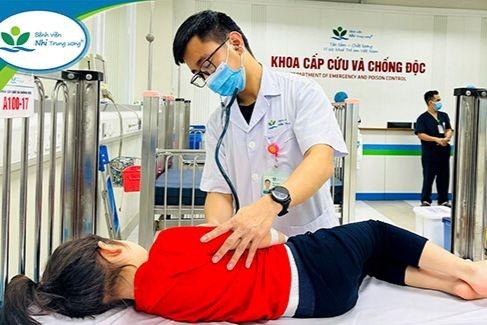 Bác sĩ thăm khám cho một trường hợp trẻ nhập viện điều trị tại khoa Cấp cứu và Chống độc. Ảnh: Bệnh viện cung cấp