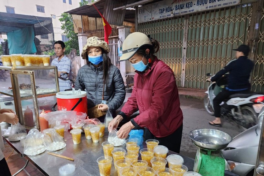 Các cửa hàng bán bánh trôi , bánh chay hoạt động hết công suất phục vụ người dân.