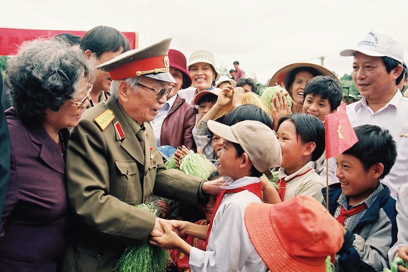 Đại tướng Võ Nguyên Giáp cùng phu nhân đã về thăm Mường Phăng.