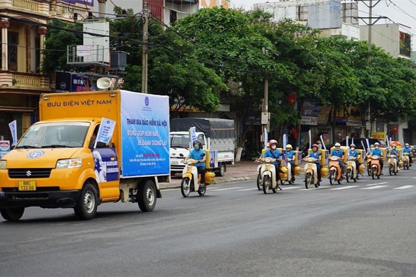 Trong ngày ra quân, toàn tỉnh Vĩnh Phúc đã tuyên truyền, vận động được 908 người tham gia BHXH tự nguyện và 1.516 người tham gia BHYT hộ gia đình.