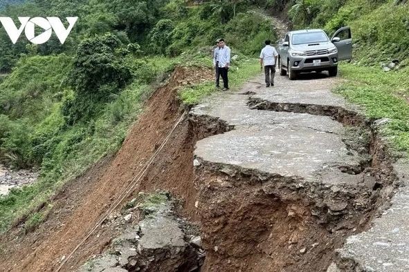 Đoạn đường bị sạt lở nghiêm trọng tại Cao Bằng. Ảnh: CTV Tuấn Anh/VOV-Đông Bắc