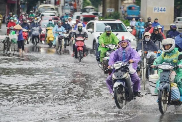 Cơn mưa từ rạng sáng nay, 24/6, kéo dài qua giờ cao điểm buổi sáng, khiến nhiều người di chuyển khó khăn. Ảnh: Báo Tiền phong