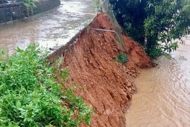 Một đoạn đường giao thông ở huyện Trấn Yên bị sạt lở. Ảnh: TTXVN