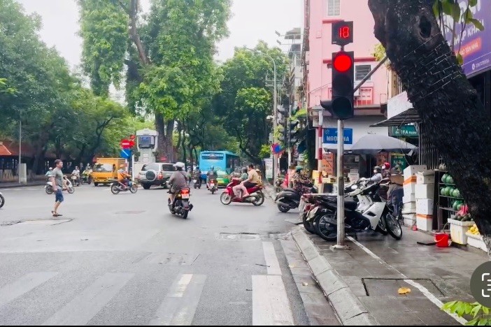 Người dân "vô tư" vượt đèn đỏ, gây nguy hiểm cho người di chuyển qua nút giao này.