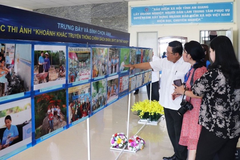 Lãnh đạo BHXH tỉnh An Giang tại gian trưng bày, bình chọn ảnh.