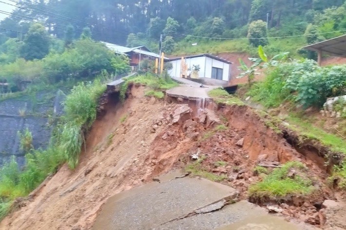 Một tuyến đường ở Yên Bái bị sạt lở nghiêm trọng trong bão Yagi. 