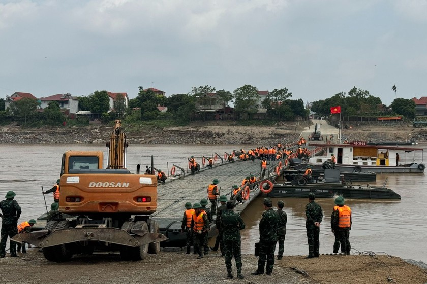 Trước đó, ngày 29/9, Lữ đoàn Công binh 249 đã bắc cầu phao thay thế tạm cầu Phong Châu bị sập. Ảnh: Mỵ Châu