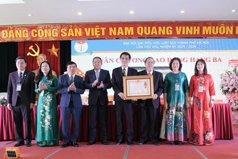 Hội Luật gia TP Hà Nội đón nhận Huân chương Lao động hạng Ba.