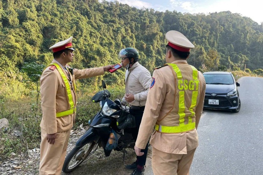 Lực lượng CSGT tỉnh Cao Bằng kiểm tra nồng độ cồn đối với người điều khiển phương tiện tham gia giao thông. Ảnh: Lê Hanh - Thanh Tùng