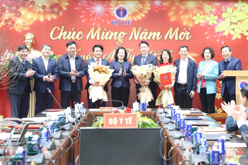 Bộ trưởng Bộ Y tế Đào Hồng Lan, các Thứ trưởng Đỗ Xuân Tuyên, Trần Văn Thuấn, Nguyễn Thị Liên Hương, Lê Đức Luận, Nguyễn Tri Thức chúc mừng các lãnh đạo đơn vị được bổ nhiệm lại. Ảnh: Bộ Y tế 