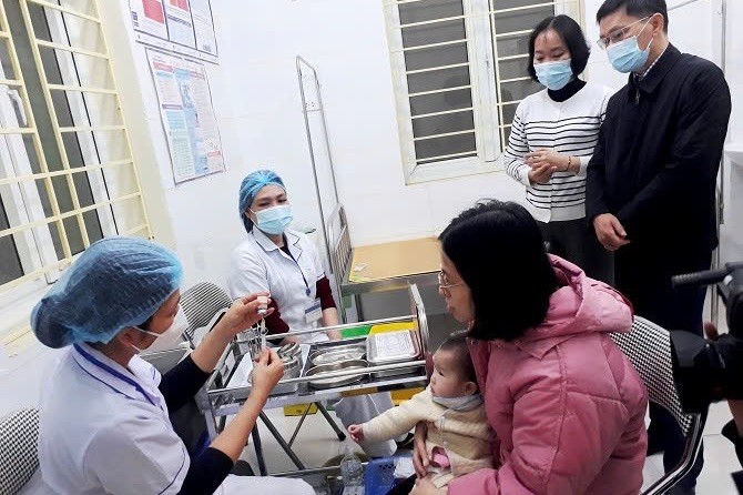 Hà Nội quyết liệt triển khai chiến dịch tiêm vaccine sởi cho trẻ. Ảnh: Sở Y tế Hà Nội