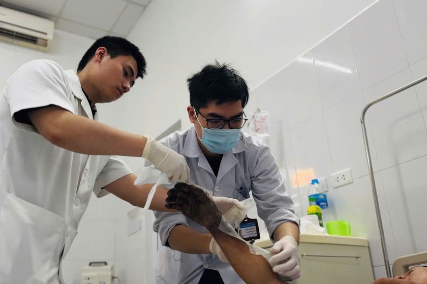 Bệnh nhân may mắn không cần phẫu thuật cắt lọc mô hoại tử. Bàn tay đang hồi phục tốt nhờ điều trị nội khoa. Ảnh: Thanh Thanh