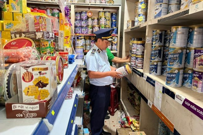 Lực lượng chức năng kiểm tra thực phẩm trên thị trường. Ảnh minh họa: anninhthudo.vn