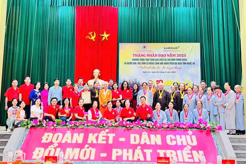 Hội Chữ thập đỏ tỉnh Hà Tĩnh phối hợp với Hội Chữ thập đỏ TP Hà Nội và Chùa Thiền Tông Tân Diệu (tỉnh Long An) tổ chức chương trình thiện nguyện trao quà cho các hộ nghèo, cận nghèo và học sinh có hoàn cảnh khó khăn tại 2 tỉnh Nghệ An và Hà Tĩnh.