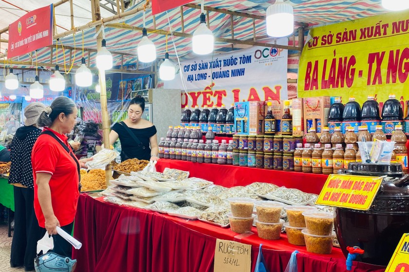 Phiên chợ đặc biệt quy tụ hơn 500 sản phẩm OCOP, nông sản, đặc sản làng nghề. Ảnh: Ngọc Nga