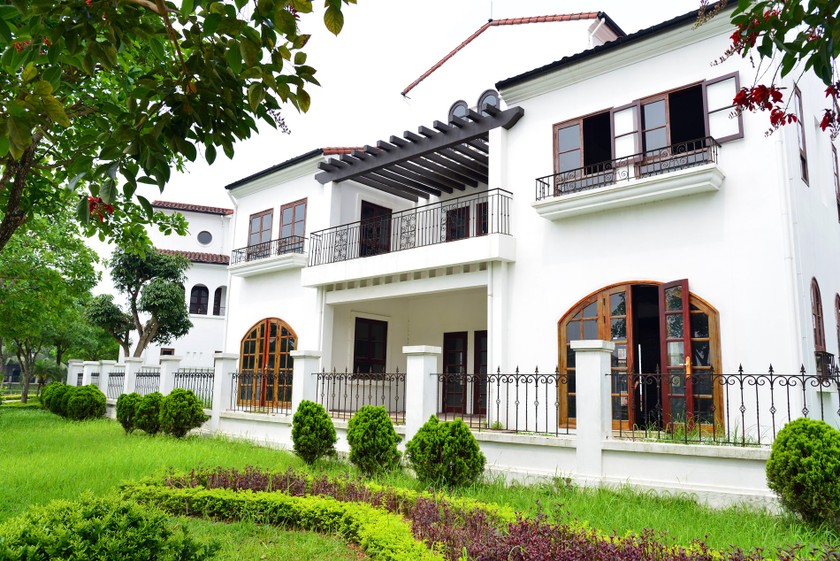 Không chỉ trồng mới, việc chăm sóc cây xanh hiện có được tiến hành theo quy trình chặt chẽ, đem lại không gian sống thư thái, an lành cho cư dân.