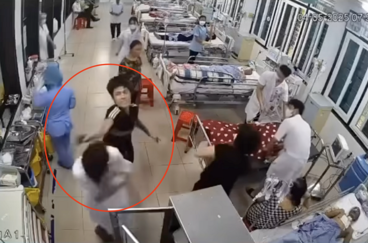 Người nhà bệnh nhân hành hung, đấm liên tiếp vào đầu điều dưỡng Bệnh viện đa khoa tỉnh Nam Định. Ảnh: cắt từ clip