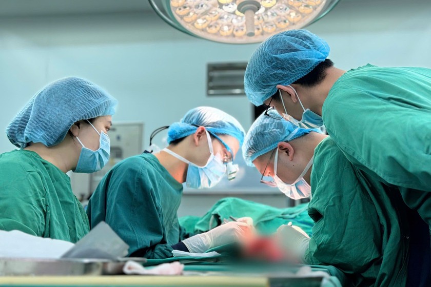 Các bác sĩ tiến hành phẫu thuật cho bệnh nhân. Ảnh: Thanh Thanh
