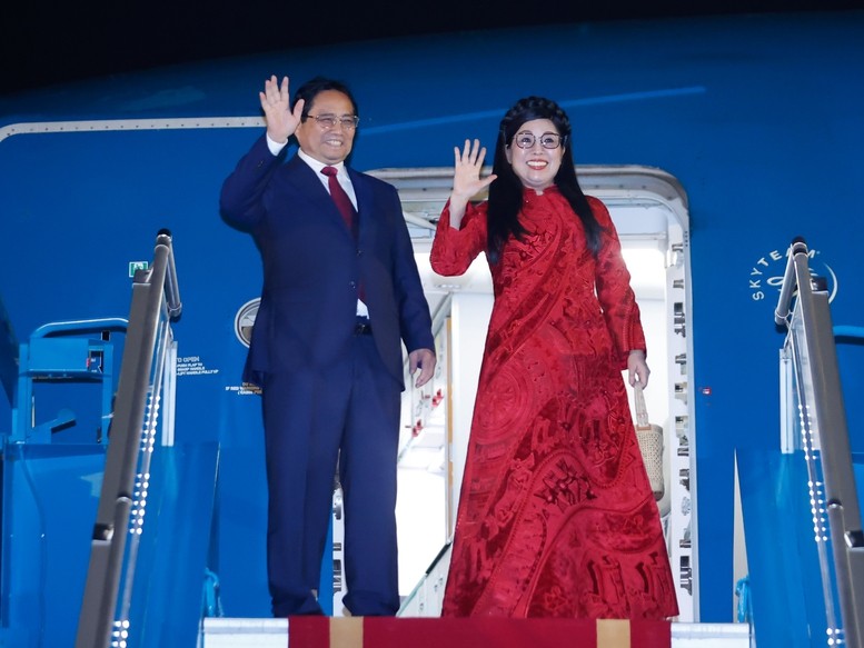 Thủ tướng Chính phủ Phạm Minh Chính và Phu nhân lên đường thăm Malaysia và dự Hội nghị Cấp cao ASEAN 46 - Ảnh: VGP/Nhật Bắc