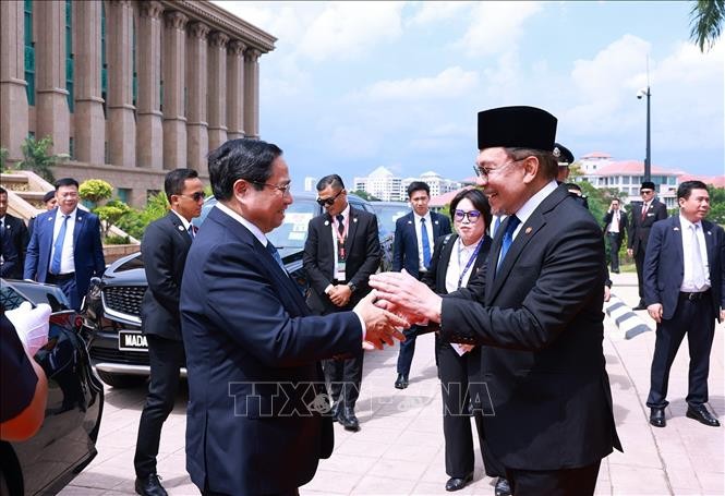 Thủ tướng Malaysia Anwar Ibrahim đón Thủ tướng Phạm Minh Chính thăm chính thức Malaysia. Ảnh: Dương Giang/TTXVN