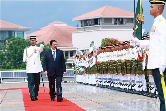 Thủ tướng Phạm Minh Chính duyệt đội danh dự. Ảnh: Dương Giang/TTXVN