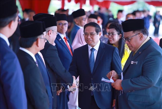 Thủ tướng Phạm Minh Chính gặp thành viên đoàn Malaysia. Ảnh: Dương Giang/TTXVN
