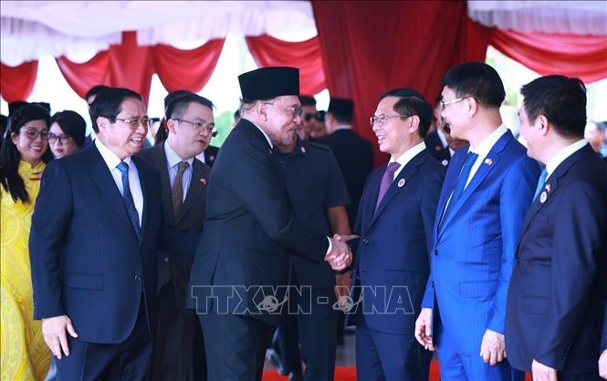 Thủ tướng Phạm Minh Chính giới thiệu với Thủ tướng Malaysia Anwar Ibrahim thành viên đoàn Việt Nam. Ảnh: Dương Giang/TTXVN