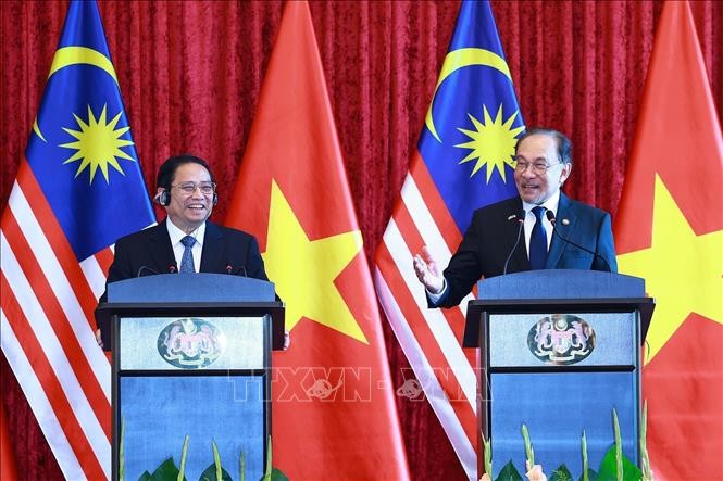 Thủ tướng Phạm Minh Chính và Thủ tướng Malaysia Anwar Ibrahim gặp báo chí hai nước. Ảnh: Dương Giang/TTXVN