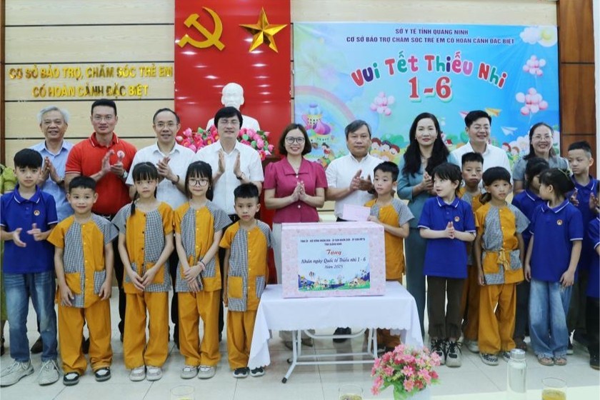 Lãnh đạo tỉnh Quảng Ninh tặng quà trẻ em tại Cơ sở Bảo trợ, chăm sóc trẻ em có hoàn cảnh đặc biệt.