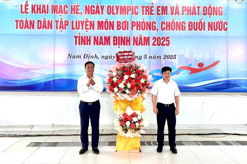 Ông Vũ Đức Thọ - Tỉnh ủy viên, Giám đốc Sở Văn hóa, Thể thao và Du lịch tỉnh Nam Định tặng hoa chúc mừng.