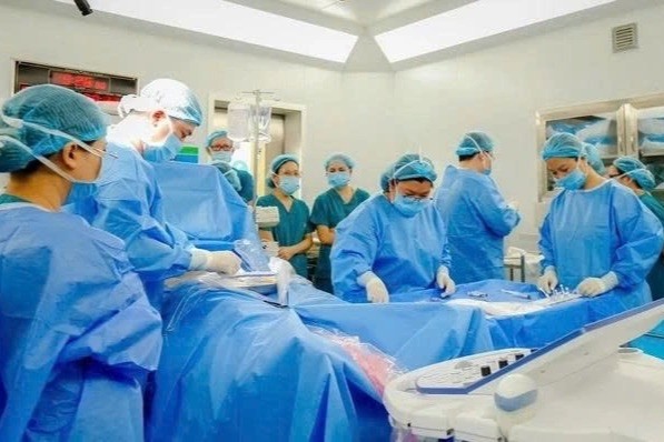 2 ê-kip chuyên gia của Bệnh viện Từ Dũ và Nhi đồng 1 can thiệp cho thai phụ người Singapore. Ảnh Sở Y tế TP HCM