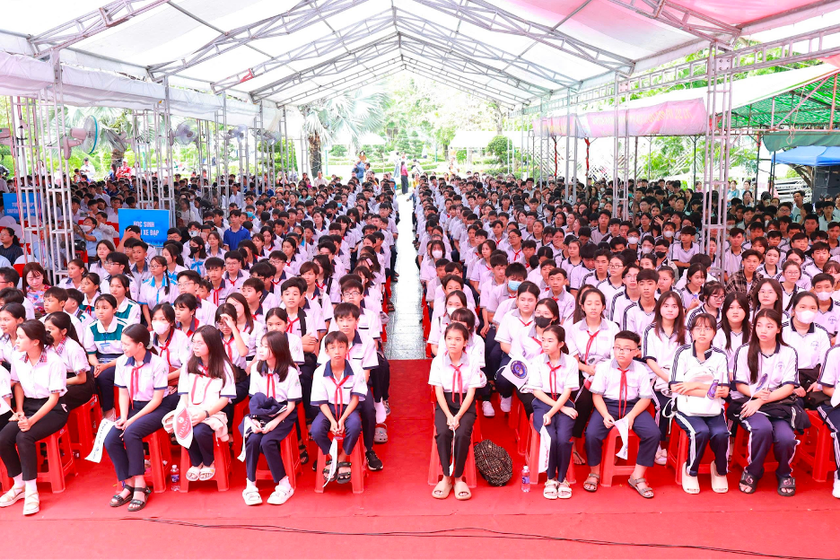 Đông đảo học sinh tham dự chương trình Caravan “Tuyên truyền phổ biến pháp luật về an toàn giao thông học đường” tại Thành phố Cà Mau.