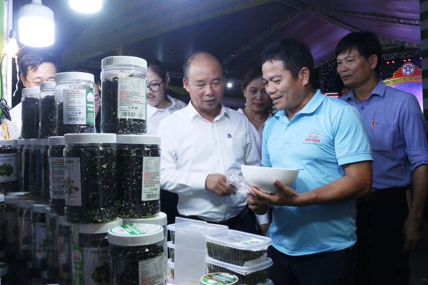 Các đại biểu tham quan các gian hàng và mua sắm sản phẩm tại sự kiện. Ảnh: Ngọc Nga