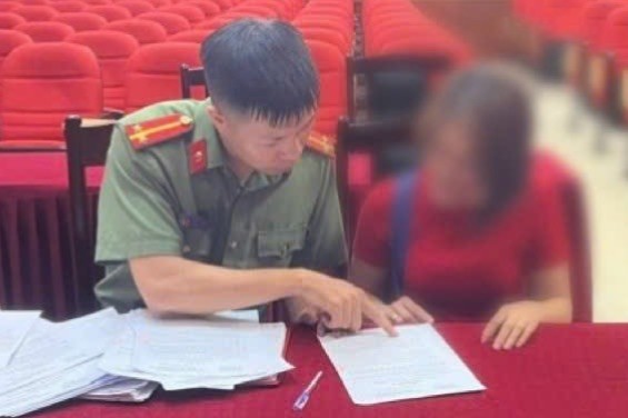 Chị T.T.V.A tại cơ quan Công an. Ảnh: Công an TP Hà Nội 