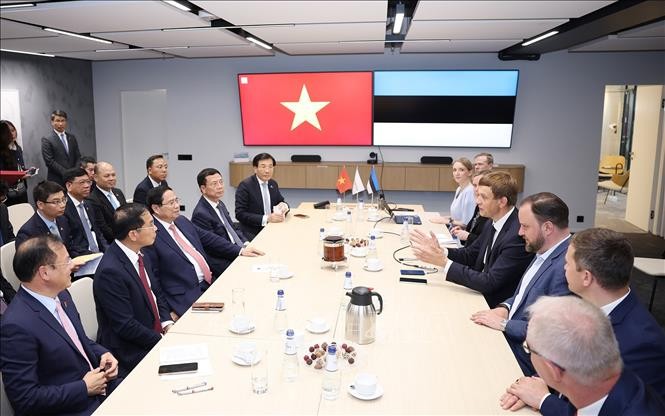 Thủ tướng Phạm Minh Chính thăm Công ty Cybernetica, Estonia. Ảnh: Dương Giang/TTXVN