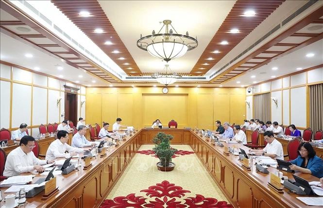 Bộ Chính trị họp cho ý kiến về tình hình, tiến độ thực hiện các nghị quyết, kết luận của Trung ương, Bộ Chính trị về sắp xếp tổ chức bộ máy và đơn vị hành chính. Ảnh: Thống Nhất/TTXVN