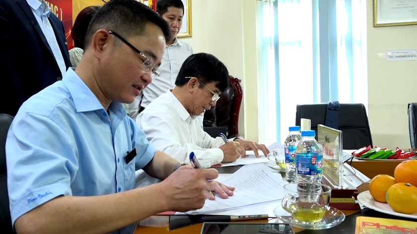 TS. Vũ Hoài Nam - Tổng Biên tập Báo Pháp luật Việt Nam và GS. TS. Lê Hồng Hạnh - Chủ tịch Trung tâm Trọng tài Quốc tế Việt Nam (VIAC) ký thoả thuận hợp tác.