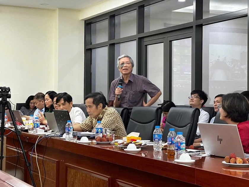 Các đại biểu phát biểu tại hội thảo.