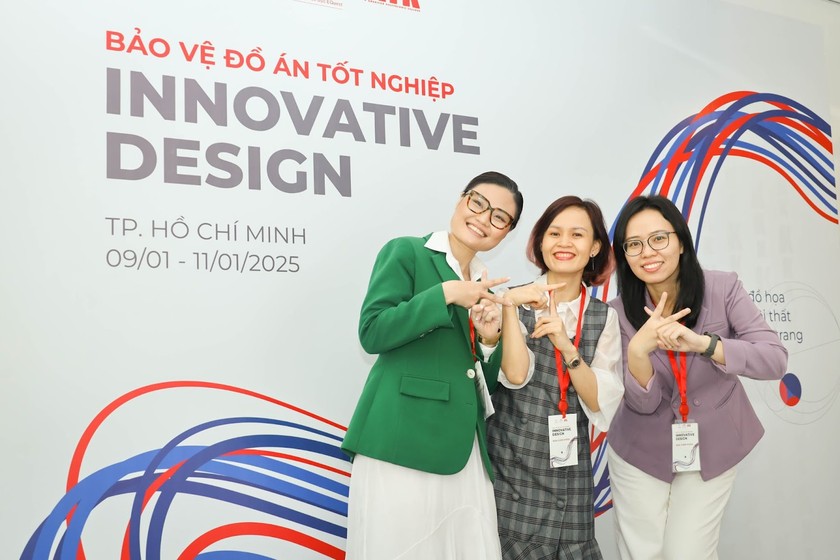 Cô Minh (bên phải ngoài cùng) và các cộng sự tại Khoa Thiết kế. 