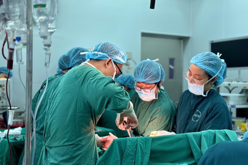 Bệnh nhân được các bác sĩ cấp cứu. Ảnh: Thanh Thanh