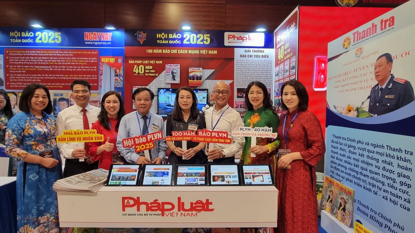 Bên cạnh hoạt động giới thiệu ấn phẩm, gian trưng bày của Báo Pháp luật Việt Nam còn thu hút sự quan tâm của nhiều bạn đọc, nhà báo, đại biểu đến tham quan, giao lưu và tìm hiểu về những điểm mới trong công tác tuyên truyền pháp luật của Báo.
