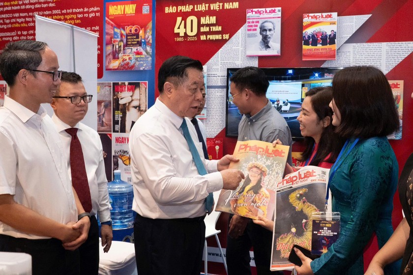 Ông Nguyễn Trọng Nghĩa - Ủy viên Bộ Chính trị, Bí thư Trung ương Đảng, Trưởng Ban Tuyên giáo và Dân vận Trung ương tham quan gian trưng bày của báo Pháp luật Việt Nam.