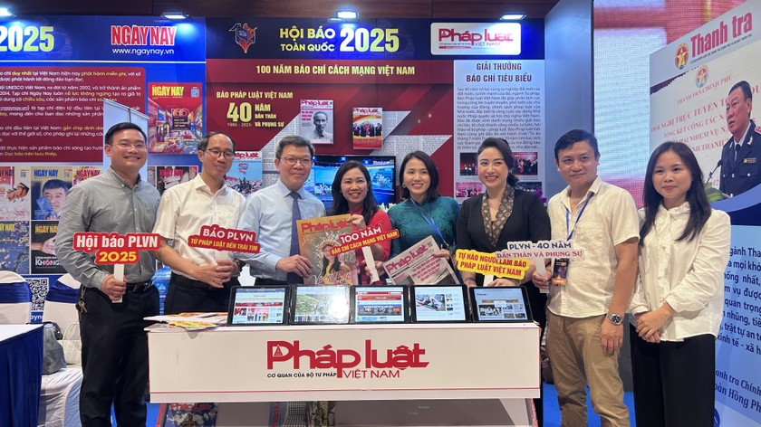 Ông Tống Văn Thanh, Vụ trưởng Vụ Báo chí - Xuất bản, Ban Tuyên giáo và Dân vận Trung ương (thứ 3 từ trái qua) thăm quan gian hàng của Báo Pháp luật Việt Nam.