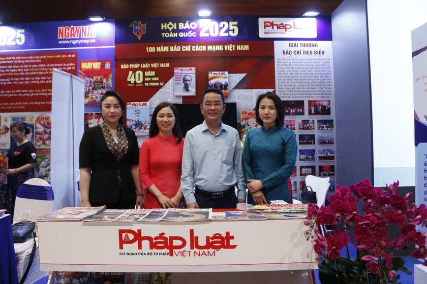 Tổng biên tập Báo Pháp Luật Việt Nam - TS Vũ Hoài Nam chụp ảnh tại gian trưng bày.