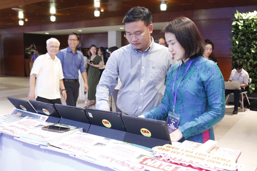Người dân tham quan gian trưng bày của báo Pháp luật Việt Nam.