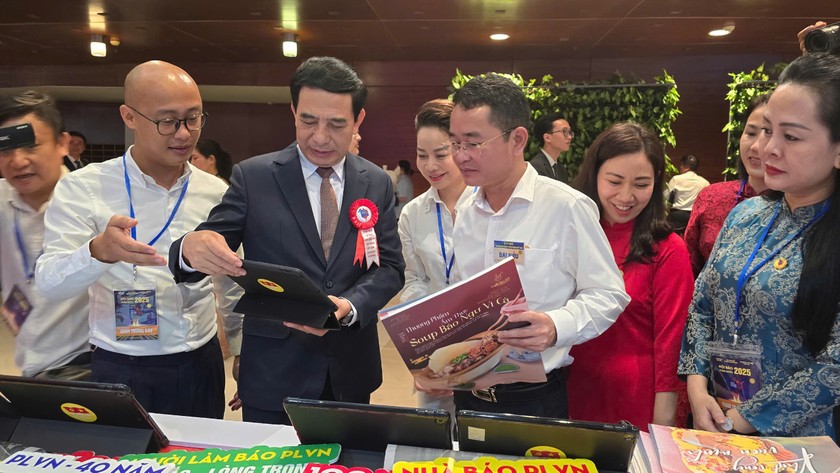 Đại tướng Phan Văn Giang, Ủy viên Bộ Chính trị, Bộ trưởng Bộ Quốc phòng tham quan gian trưng bày báo Pháp Luật Việt Nam.